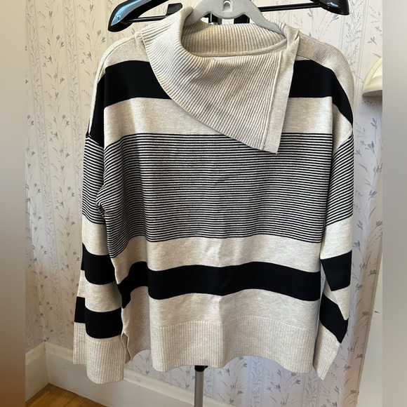 Liz Claiborne Sweaters - Liz Claiborne Ribbed Knit Sweater in Tan and Black